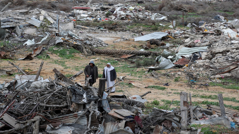 فلسطينيون يشاهدون الدمار بعد انسحاب قوات الاحتلال من ممر نتساريم، بالقرب من مدينة غزة، 9 شباط 2025. (رويترز)