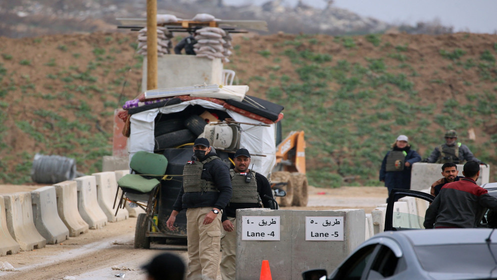 فلسطينيون نازحون يعبرون نقطة تفتيش يديرها الأمن المصري والأميركي على طريق صلاح الدين وسط قطاع غزة، في 10 فبراير 2025، (أ ف ب)