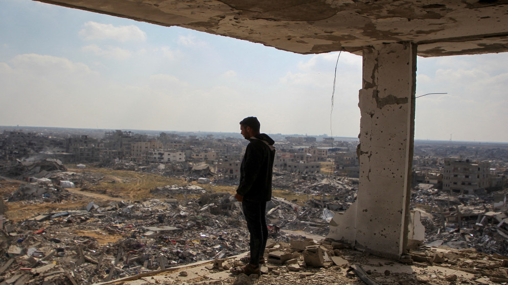 فلسطيني ينظر إلى أنقاض مبان دمرت جراء العدوان الإسرائيلي على قطاع غزة. 4 فبراير، 2025. (رويترز)