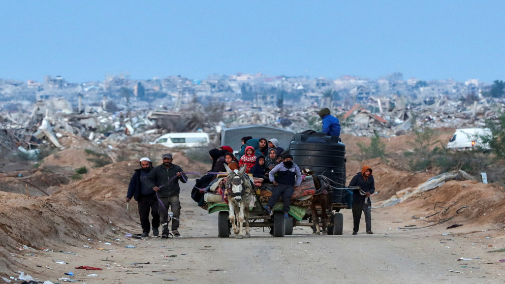 عائلة فلسطينية تعود إلى شمال قطاع غزة بعد نزوحهم إلى جنوب القطاع جراء العدوان الإسرائيلي. 28 يناير، 2025. (رويترز)