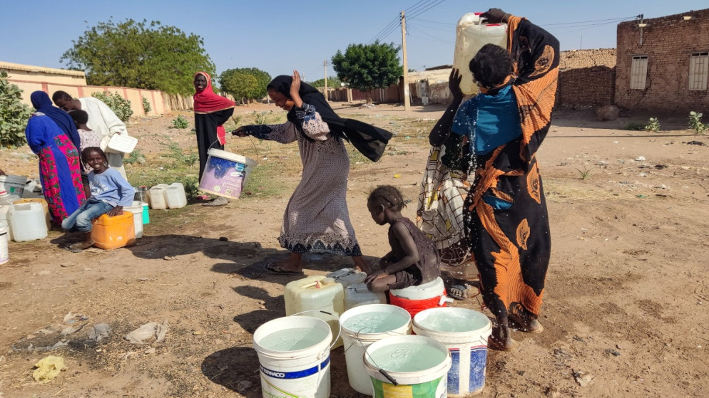 أشخاص يجلبون المياه في منطقة الكاملين التي استعادها السودانيون بولاية الجزيرة السودانية في 19 شباط 2025. (أ ف ب)