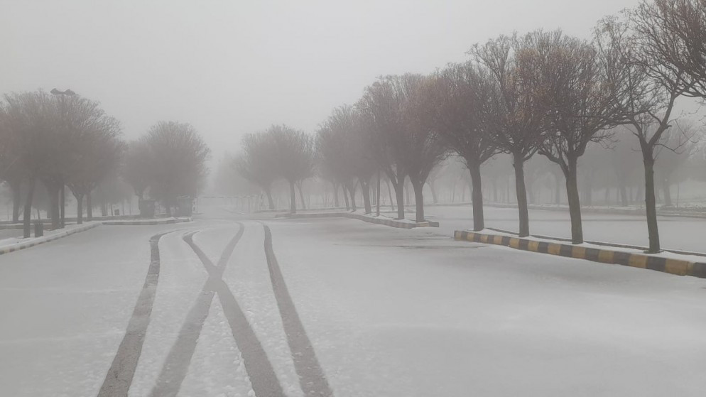 صورة أرشيفية لتراكم ثلوج في طريق رئيسي في إحدى مناطق عمّان. (أمانة عمّان الكبرى)