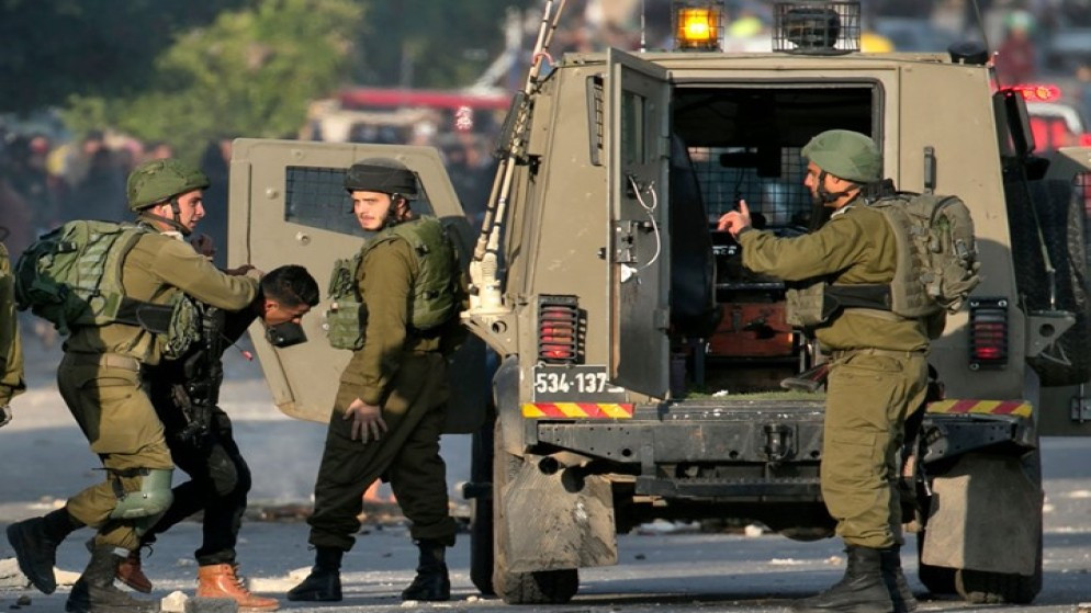 صورة أرشيفية لاعتقال فلسطيني من قبل قوات الاحتلال الإسرائيلي. (وفا)