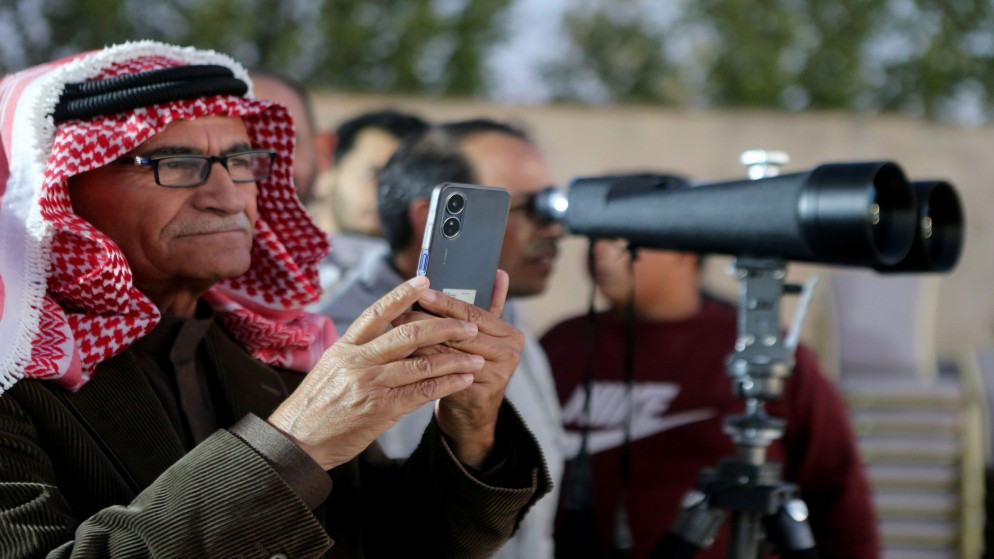 صورة أرشيفية لأردنيين يتحرون هلال رمضان في موقع لرصد الأهلة في عمّان. (صلاح ملكاوي / المملكة)