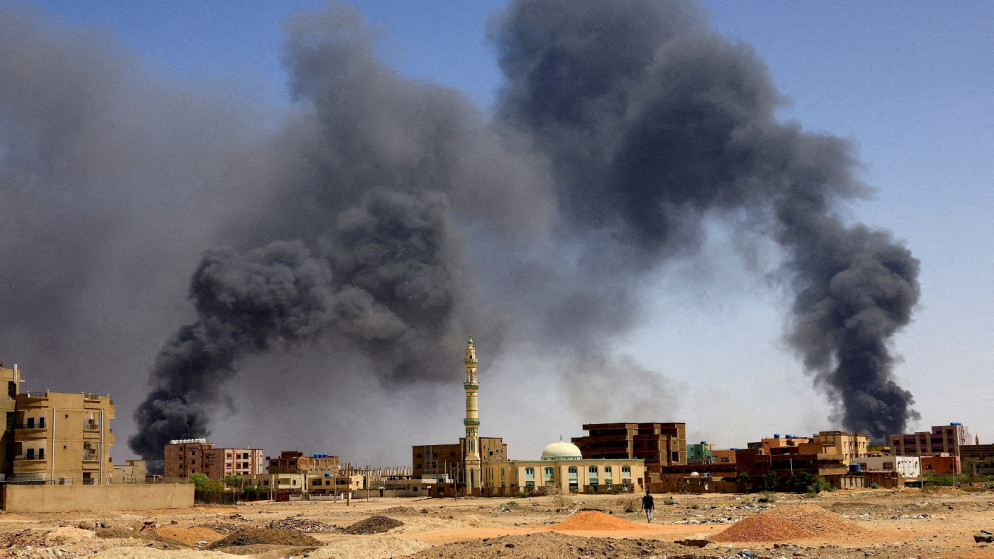 صورة أرشيفية لدخان يتصاعد فوق مبانٍ في السودان. (رويترز)