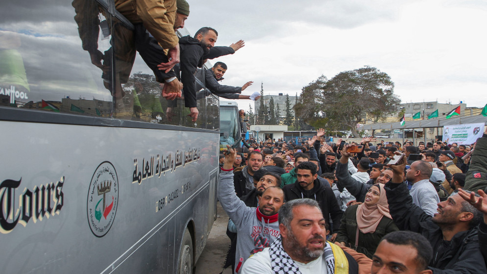 الأسرى الفلسطينيون بعد إطلاق سراحهم من سجن إسرائيلي في خان يونس جنوبي قطاع غزة، 8 شباط 2025. (رويترز )