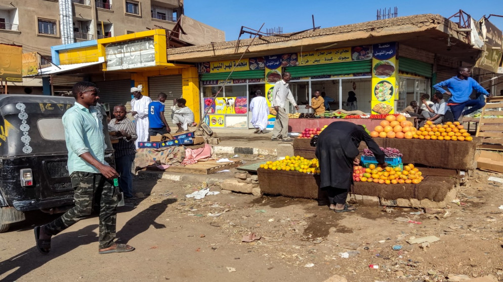 باعة متجولون يبيعون فواكههم وخضرواتهم في سوق في ود مدني بولاية الجزيرة بالسودان في 20 فبراير 2025،(أ ف ب)