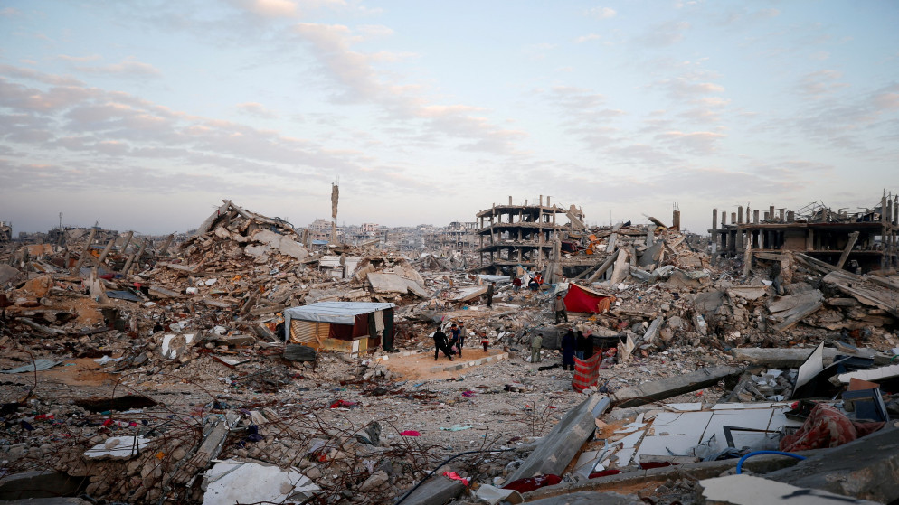 فلسطينيون يتجمعون بين أنقاض مبان مدمرة من جراء العدوان الإسرائيلي على قطاع غزة. 17 شباط 2025. (رويترز)