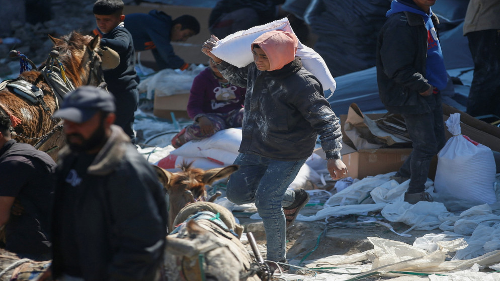 فلسطينيون يتجمعون لتلقي المساعدات التي تقدمها وكالة الغوث وتشغيل اللاجئين الفلسطينيين (الأونروا) في مخيم جباليا شمالي قطاع غزة. 2 مارس، 2025. (رويترز)