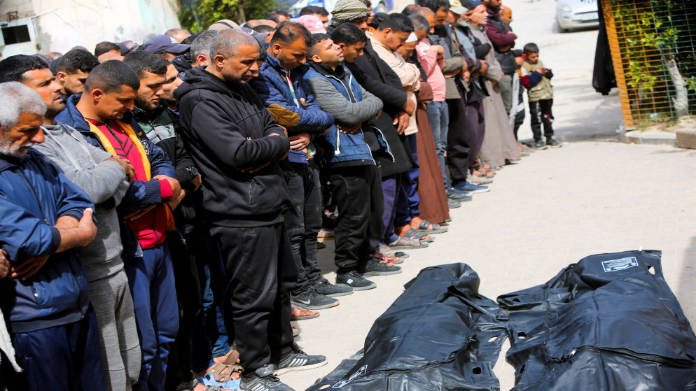 فلسطينيون يؤدون صلاة الجنازة على شهداء في مستشفى ناصر في خان يونس، جنوبي قطاع غزة، 3 آذار 2025. (رويترز)