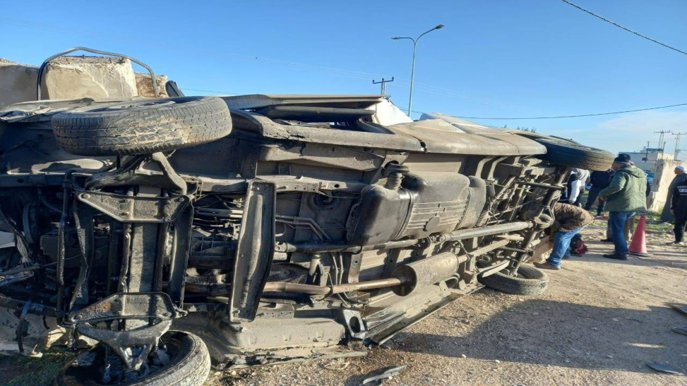 حادث تدهور مركبة واصطدامها بعامود إناره في منطقة منجا في مأدبا.