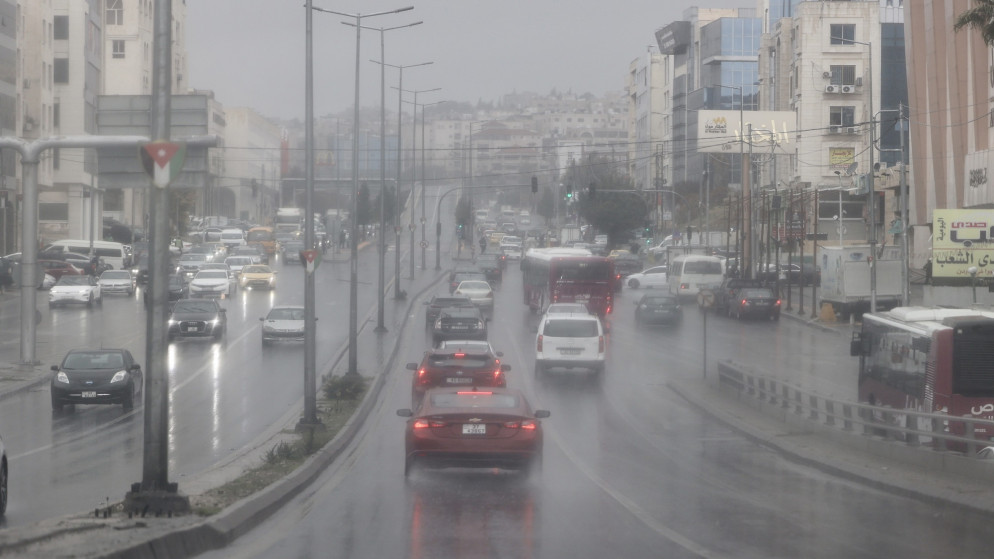 شارع رئيسي في عمّان خلال تساقط أمطار وبرد. (صلاح ملكاوي / المملكة)