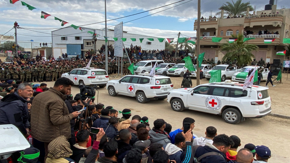 صورة أرشيفية للصليب الأحمر خلال عملية تسلم محتجزين في دير البلح وسط قطاع غزة، 8 شباط/فبراير 2025. (رويترز)