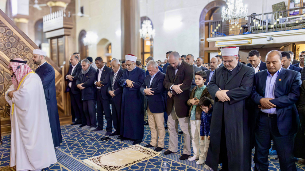 جلالة الملك عبدالله الثاني خلال تأدية صلاة المغرب في المسجد الحسيني وسط عمان.  10 مارس/آذار 2025 (الديوان الملكي الهاشمي)