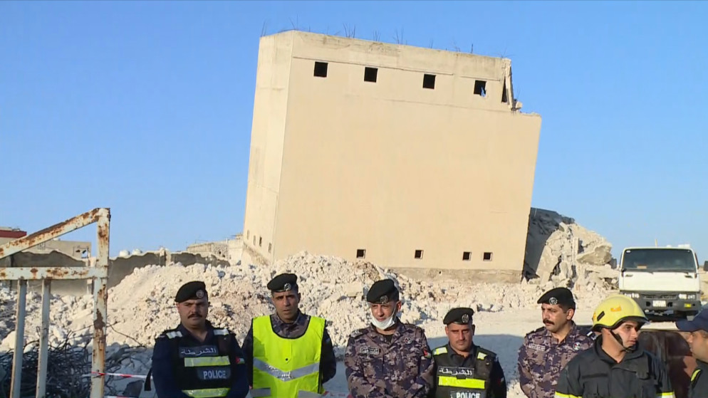 كوادر الأمن العام تتواجد قرب مبنى انهار في منطقة حوارة بمدينةإربد وأدى لوفاة شخص. 11/3/2025. (المملكة)