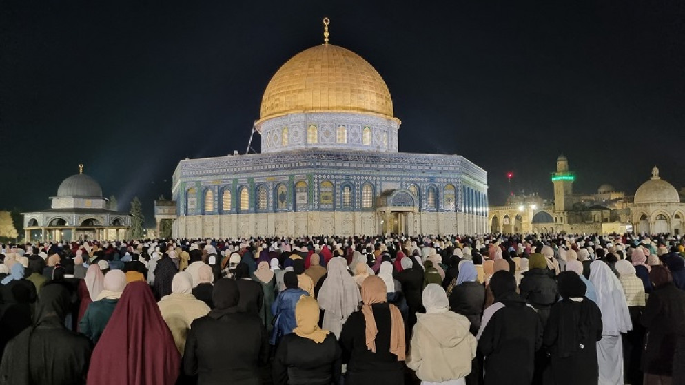 فلسطينيون يؤدون صلاتي العشاء والتراويح في المسجد الأقصى المبارك. (وفا)