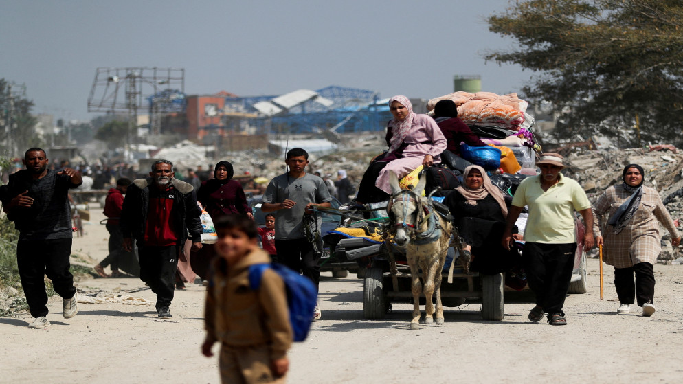 فلسطينيون يشقون طريقهم للفرار من منازلهم، بعد أن أصدر جيش الاحتلال الإسرائيلي أوامر إخلاء لعدد من الأحياء، في شمال قطاع غزة 18 آذار 2025. (رويترز)