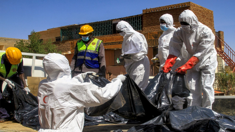 يضع أعضاء الهلال الأحمر السوداني في شاحنة بقايا جثث استُخرجت من بئر في منطقة شرق النيل بالخرطوم .16 آذار/مارس 2025. (أ ف ب)