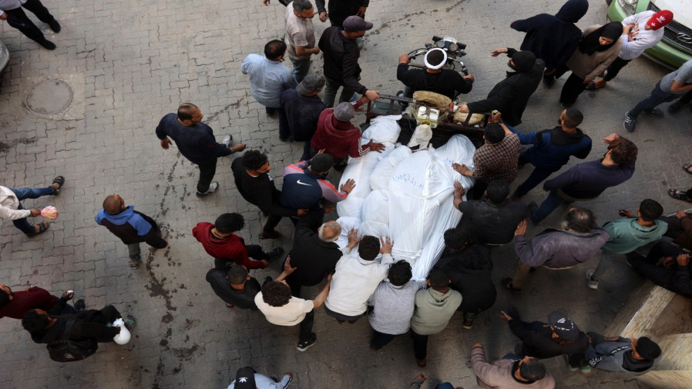شهداء في قصف إسرائيلي على مبنى في حي الشجاعية شرقي مدينة غزة، في ساحة مستشفى الأهلي العربي شمالي قطاع غزة، 10 نيسان 2025. (أ ف ب)