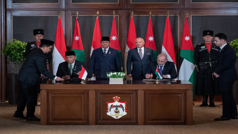 جلالة الملك عبد الله الثاني والرئيس الإندونيسي يشهدان توقيع اتفاقية تعاون في المجال الدفاعي. (الديوان الملكي الهاشمي)