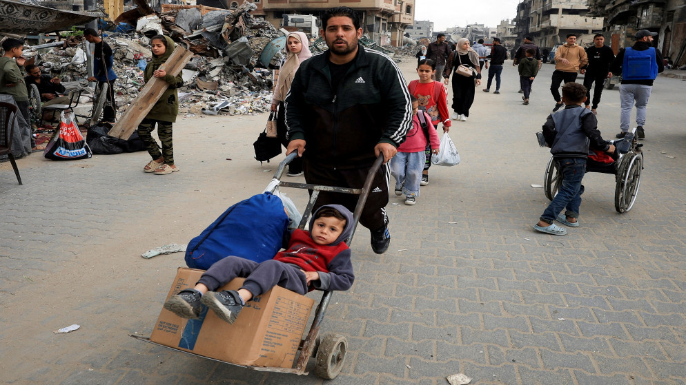 فلسطينيون يحملون أمتعتهم أثناء نزوحهم من مناطق في الجزء الشرقي من مدينة غزة. 11 نيسان 2025 (رويترز)