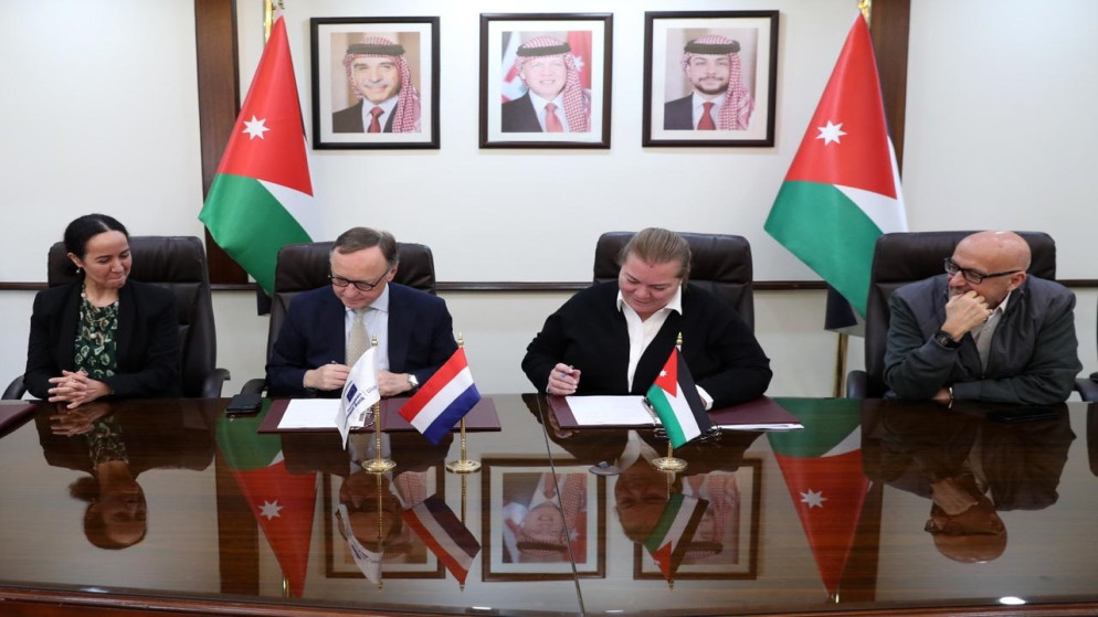 وزيرة التخطيط والتعاون الدولي زينة طوقان خلال توقيع اتفاقية منحة بقيمة 31 مليون يورو مع الحكومة الهولندية. (وزارة التخطيط)