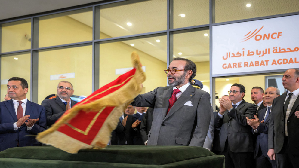 الملك المغربي محمد السادس وهو يفتتح خط سكة حديد فائق السرعة جديدًا في الرباط في 24 أبريل 2025 (أ ف ب)