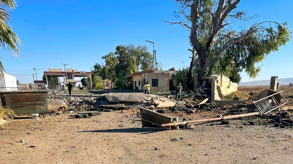 صورة من الجانب السوري للحدود مع لبنان تظهر بعد غارة إسرائيلية على معبر جوسية الحدودي مع القصير في محافظة حمص وسط سوريا في 25 أكتوبر 2024.( أ ف ب )