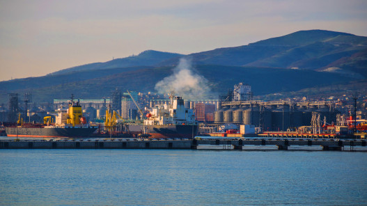  محطة نفط روسية تعلّق عملياتها عقب هجوم بزوارق مسيّرة 