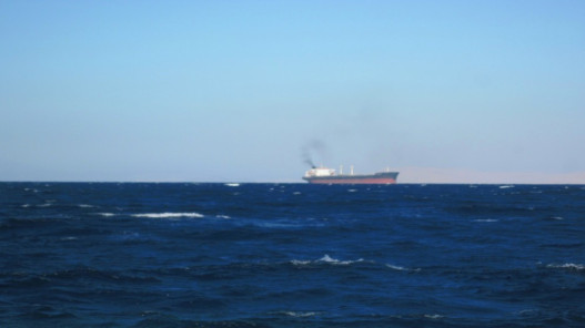  هيئة بحرية بريطانية: سفينة قبالة اليمن أبلغت عن تبادل لإطلاق النار مع زوارق صغيرة 