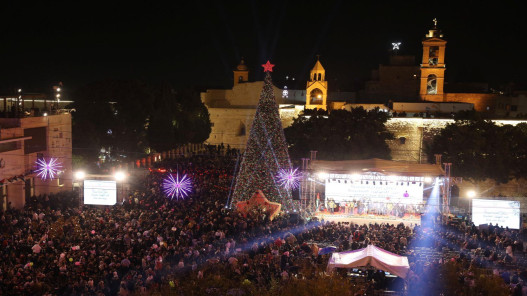  بيت لحم تُضيء شجرة الميلاد وسط حضور رسمي وديني ودبلوماسي واسع 