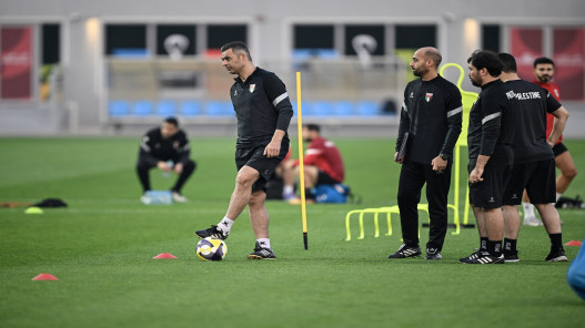  مدرب فلسطين: أتلقى نصائح تكتيكية وفنية من والدتي المقيمة بخيمة في غزة 