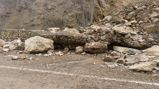  إغلاق طريق السلط - وادي شعيب - الأغوار بسبب الانهيارات 