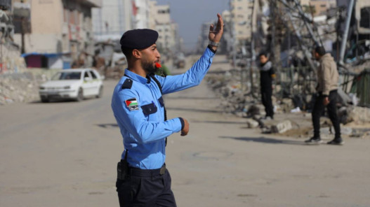  هآرتس عن مصدر فلسطيني: لجنة إدارة غزة ترفض استيعاب ميليشيات مدعومة من إسرائيل ضمن قوات الأمن 