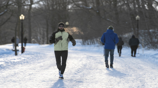  عاصفة شتوية قوية تضرب وسط الولايات المتحدة بالثلوج والأمطار المتجمدة 