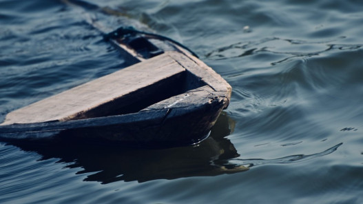  وفاة 15 مهاجرا بعد اصطدام قارب بسفينة خفر سواحل قبالة اليونان 