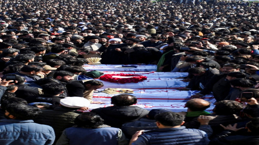  الآلاف في إسلام آباد يشيعون 31 قتيلا سقطوا في تفجير انتحاري لمسجد 