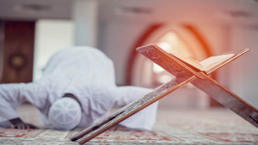  أردنيون يؤدون صلاة التراويح في مساجد الأردن 