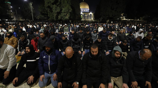  60 ألفا يؤدون صلاتي العشاء والتراويح في المسجد الأقصى 