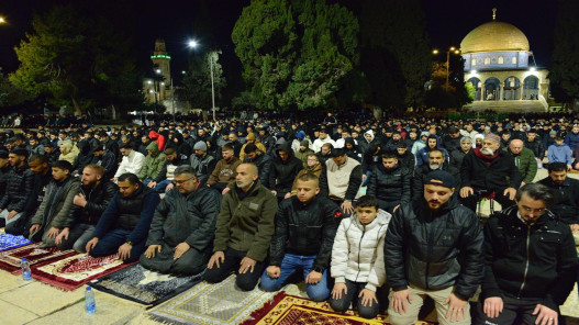  50 ألفا يؤدون صلاتي العشاء والتراويح في المسجد الأقصى الأحد 