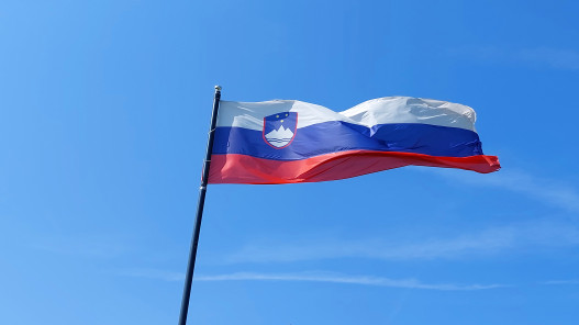  رئيس وزراء سلوفاكيا يعلن وقف إمدادات الكهرباء الطارئة لأوكرانيا 