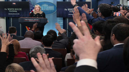  البيت الأبيض: ترامب يفضّل الدبلوماسية مع إيران والقوة خيار مطروح إذا لزم الأمر 