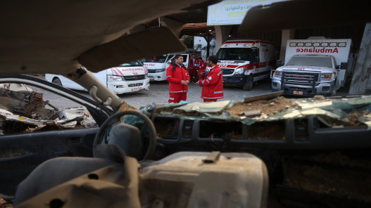  متطوعون غزيون ينتشلون بقايا من تراثهم المكتوب من بين ركام الحرب 