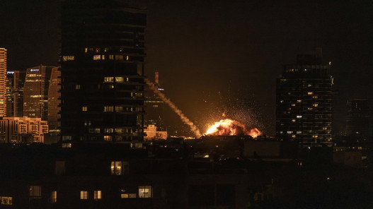  تجدد الانفجارات وسط إسرائيل ليلة الأحد نتيجة الصواريخ الإيرانية 