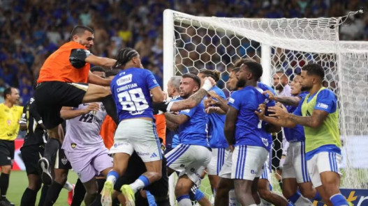  بعد طرد الحكم 23 لاعبًا.. "موقعة مينيرو" تكسر الأرقام القياسية في البرازيل 