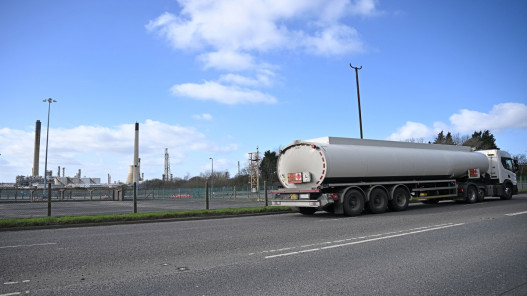  طائرات مسيّرة تصيب خزانات وقود في ميناء صلالة العماني 