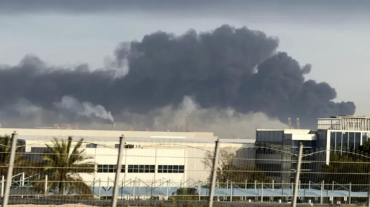  مقذوف يصيب سفينة حاويات قبالة جبل علي في الإمارات 