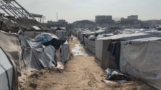  مراسل "المملكة": تزايد مخاوف النازحين في قطاع غزة من غرق خيامهم بسبب المنخفض الجوي 