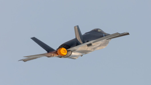  إنقاذ أحد طياري مقاتلة أميركية سقطت في إيران والبحث جار عن الآخر 