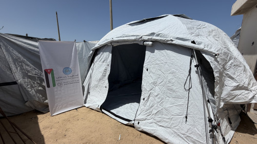  الحملة الأردنية والهيئة الخيرية الهاشمية توزعان خيام "القبة" لإيواء النازحين في غزة 